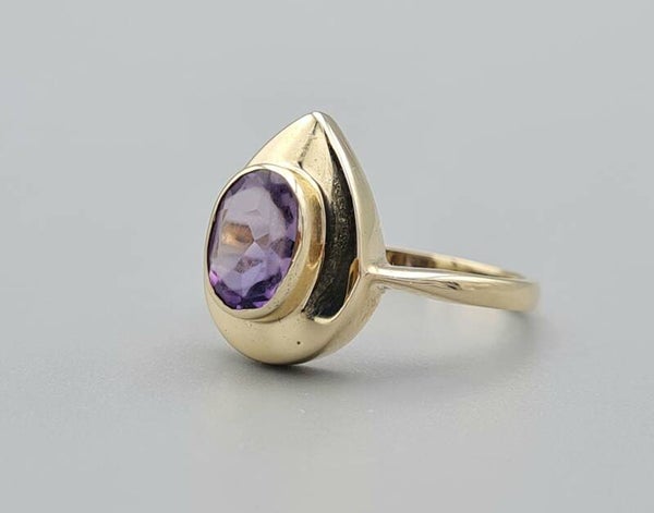 Antieke ring met edelsteen amethist. 2023/225.