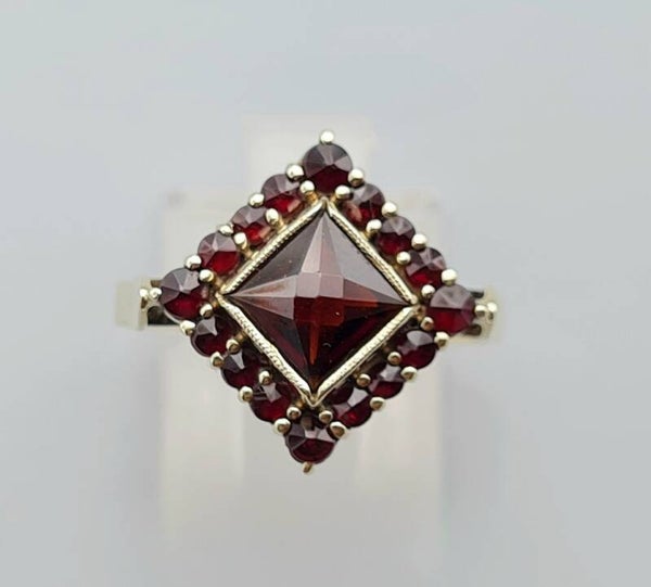 Vintage ring met edelsteen granaat.  2023/217