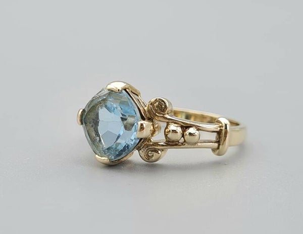 Vintage ring met edesteen topaas.  2023/224.