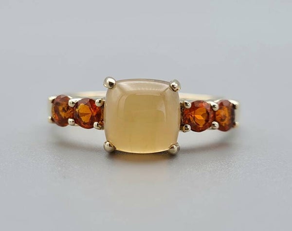Vintage ring met edelsteen jelly opaal en vuur opaal.  2023/283.