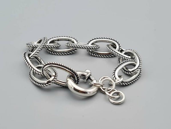 Zilveren armband uitgevoerd met een groot veerslot. A3