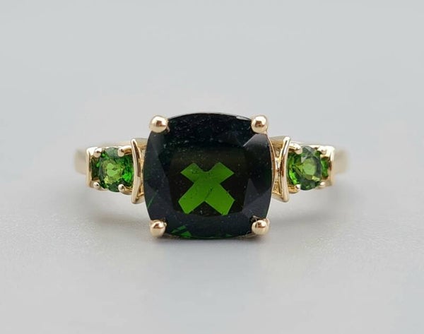 Vintage ring met edelsteen peridot en smaragd. 2023/303.