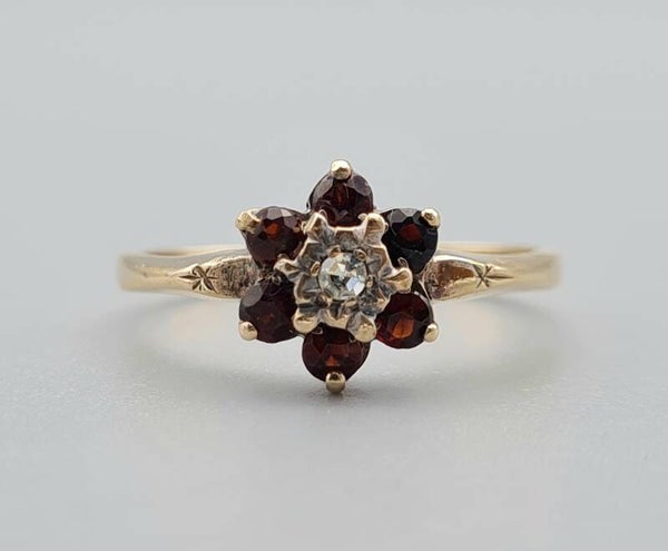 Vintage ring met granaat en diamant. Maat: 17.75. 2023/330.