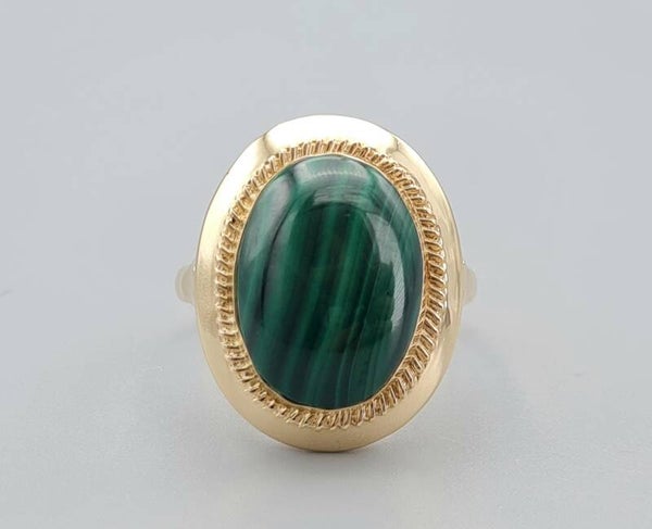 Vintage ring met malachiet. 2023/379.