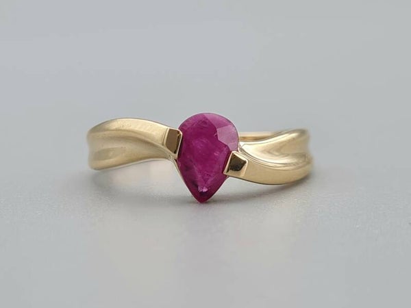 Vintage ring met edelsteen robijn. 2023/384.