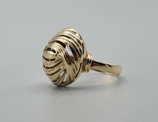 Gouden vintage design ring . Maat: 18. 2023/420
