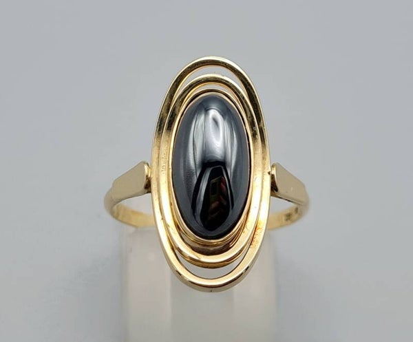 Gouden Art Deco ring met hematiet. Maat: 17.75. 2023/422.