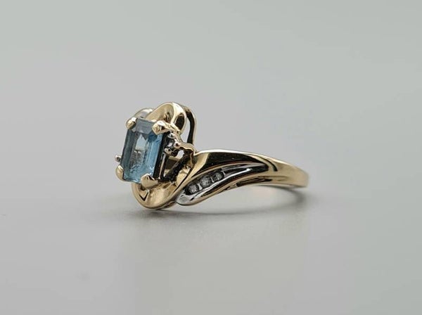 Vintage ring met edelsteen topaas en diamant.  2023/432.