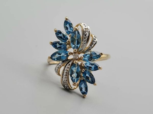 Vintage ring met edelsteen topaas en diamant.  2023/438.