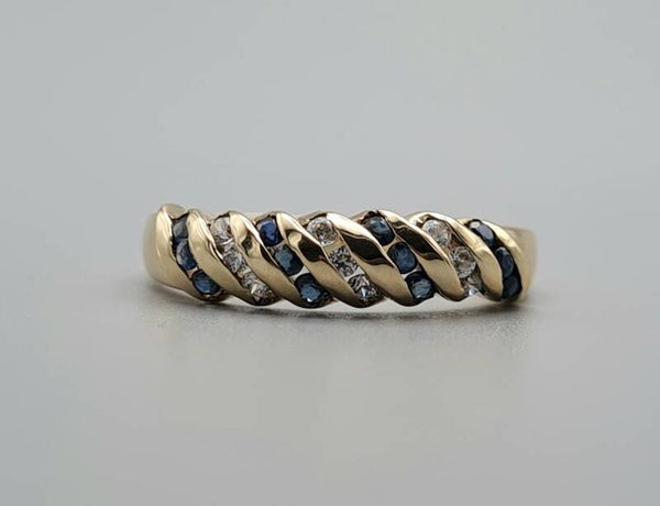 Vintage ring met edelsteen saffier en witte saffier. 2023/489.