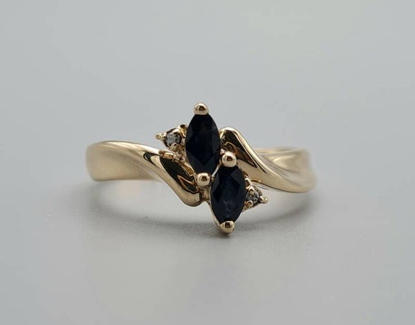 Vintage ring met edelsteen saffier en diamant. 2023/479.