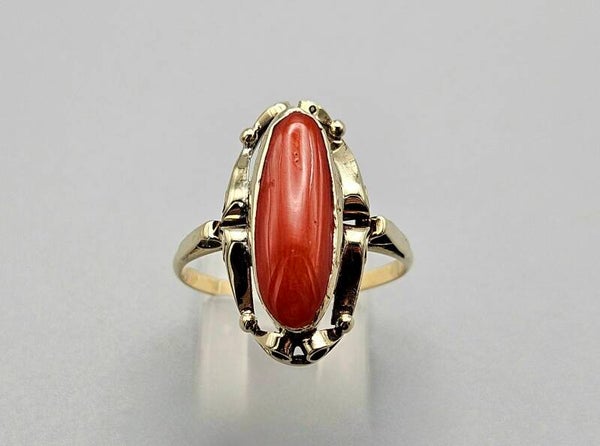 Gouden antieke ring met edelsteen bloedkoraal. 2023/506