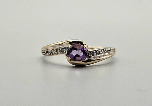 Vintage ring met edelsteen amethist en diamanten. 2023/486