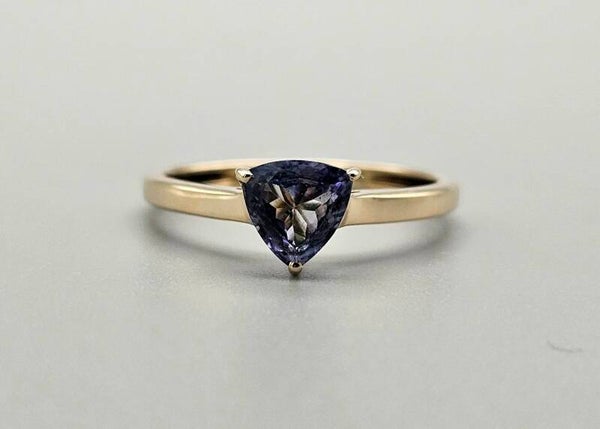 Vintage ring met edelsteen tanzaniet. 2023/482.