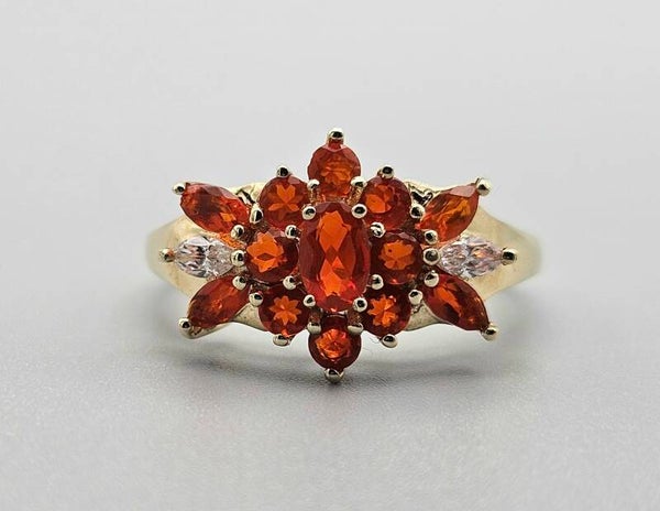Vintage ring met edelsteen  vuuropaal en witte saffier. 2023/515