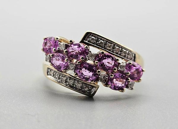 Vintage ring met edelsteen roze saffier en diamant. 2023/513.