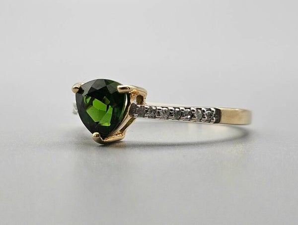 Vintage ring met edelsteen smaragd en diamanten.  2023/526.