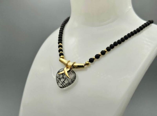 Vintage ketting met onyx en toermalijnkwarts hanger. 2023/528