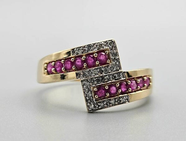 Vintage ring met edelsteen robijn en diamant. 2023/557.