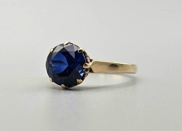 Vintage ring met edelsteen saffier. 2023/612.