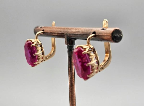 Vintage oorbellen met robijn. 2024/36.
