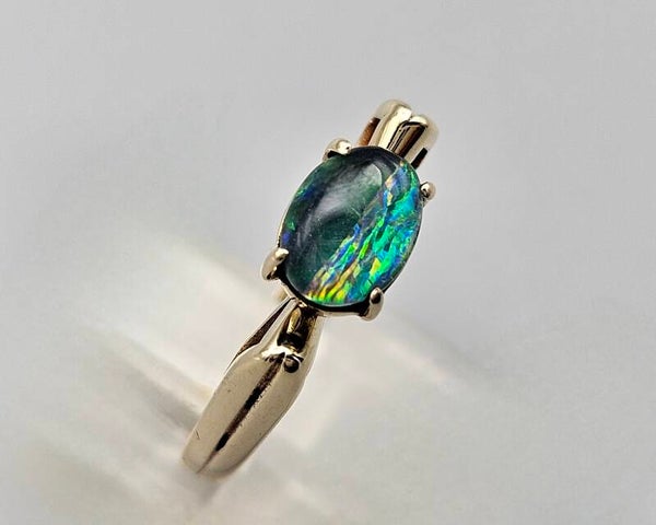 Vintage ring met edelsteen blackopaal. 2024/73.