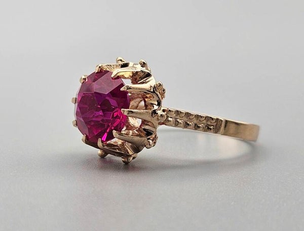 Vintage ring met edelsteen robijn. 2024/86.