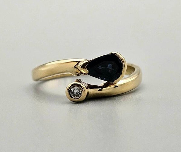 Vintage ring met edelsteen saffier en diamant. 2024/111