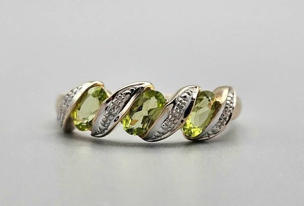 Vintage aanschuifring met edelsteen peridot en diamant. 2024/122