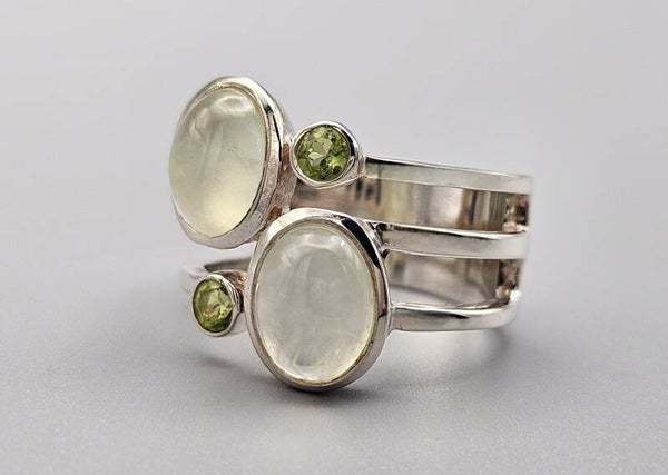 Exclusieve vintage zilveren ring met edelsteen prehniet en peridot. 2024/Z5.