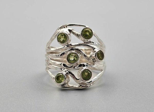Exclusieve vintage zilveren ring met edelsteen peridot. 2024/Z13