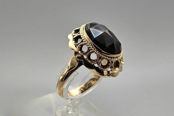 Vintage ring met edelsteen granaat. 2024/160