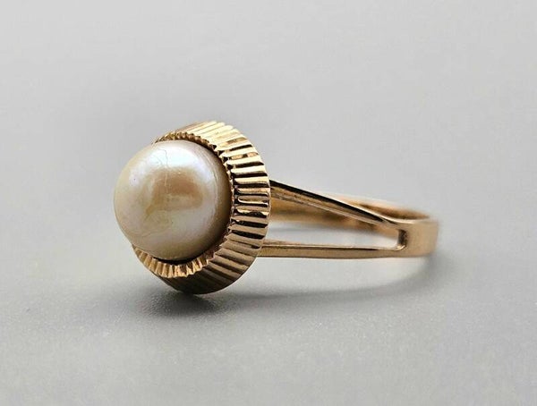 21.8 Krt. Vintage ring met edelsteen parel. 2024/161.