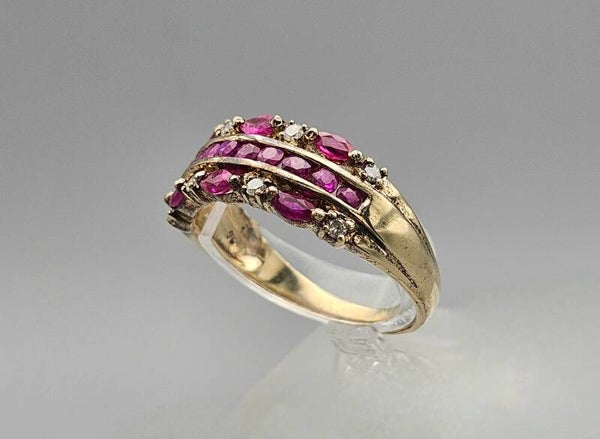 Vintage ring met edelsteen robijn en diamant. 2024/254.