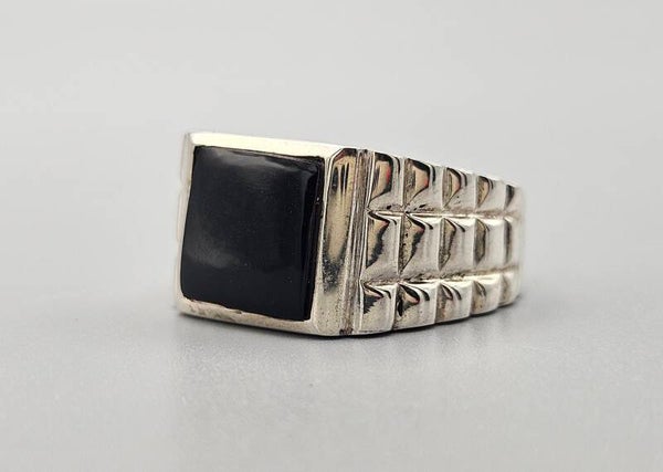 Zilveren bewerkte heren ring met edelsteen onyx. 2024/Z73.