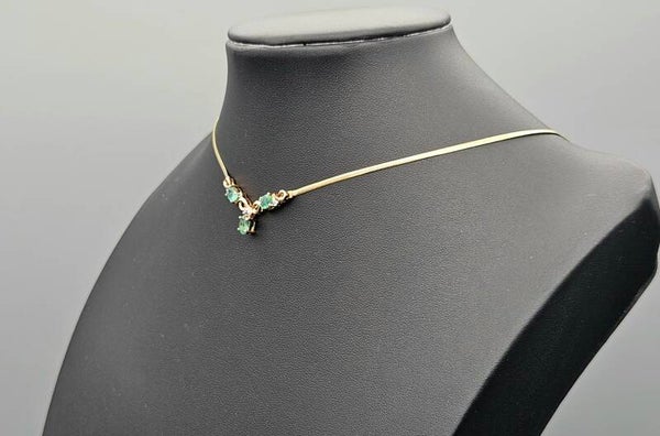 Vintage ketting met hanger met smaragd en diamant. 2024/303.