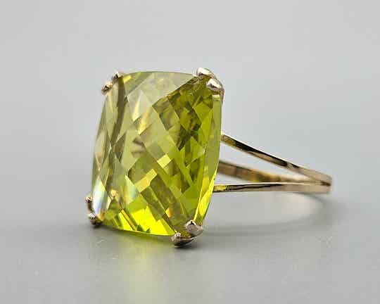 Vintage cocktail ring met edelsteen groene lemon kwarts. 2024/V24
