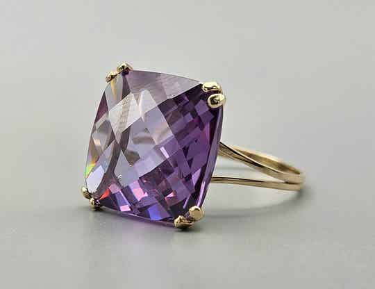 Vintage cocktail ring met edelsteen amethist. 2024/V28