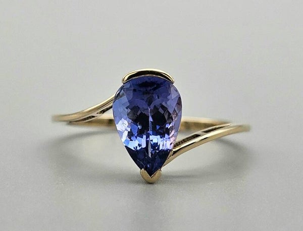 Vintage ring met edelsteen tanzaniet. 2024/337.
