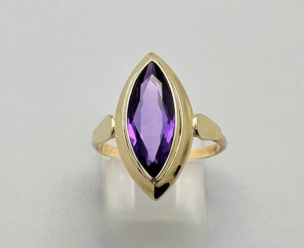 Vintage ring met edelsteen saffier. 2024/335.