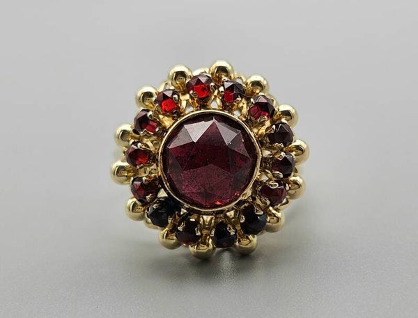 Gouden antieke cocktail ring met edelsteen granaat. 2024/361