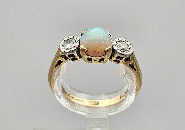 Vintage ring met edelsteen opaal en diamant. 2024/363