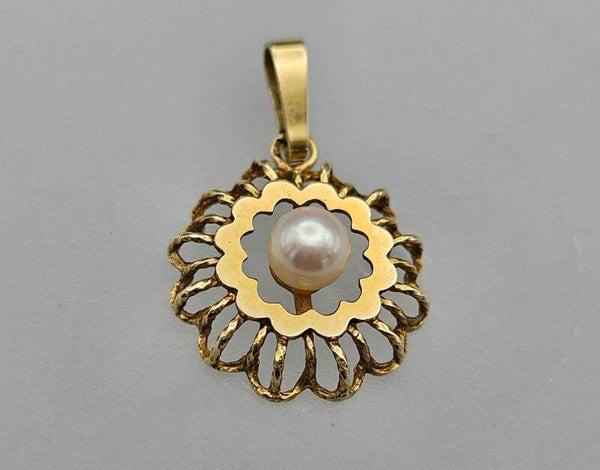 Gouden vintage hanger met parel. 2024/375.