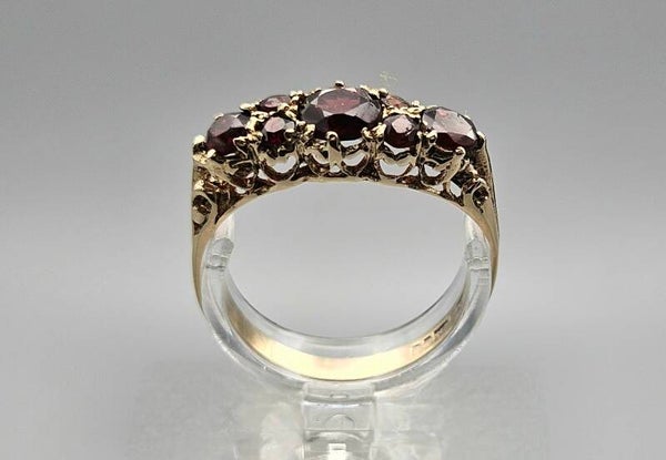 Vintage ring met edelsteen granaat. 2024/393.