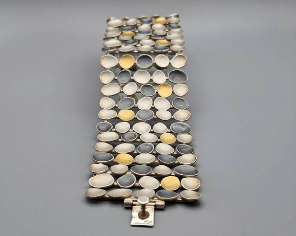 Zilveren design armband met 18 karaats goud. 2024/Z114