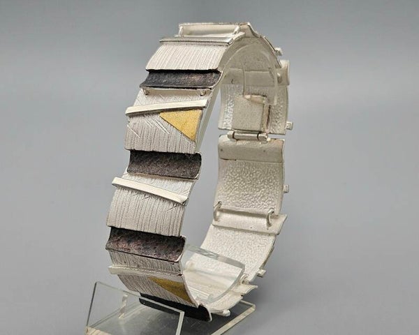 Zilveren handgemaakte design armband met 18 karaats. 2024/Z115