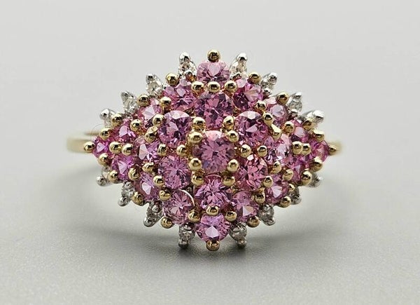 Vintage ring met edelsteen roze saffier en diamant. 2024/425.