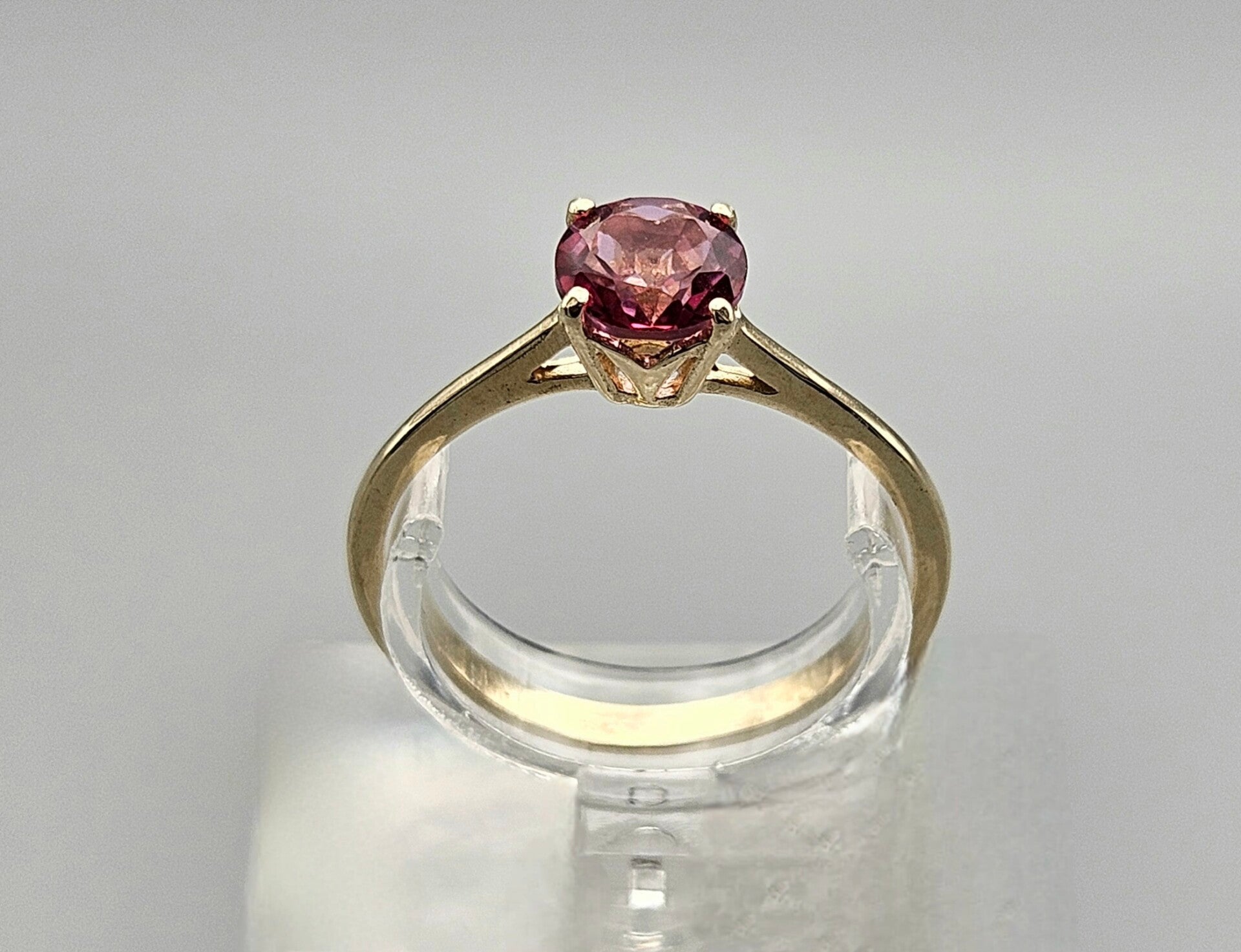 Vintage solitair ring met edelsteen saffier. 2024/V44.