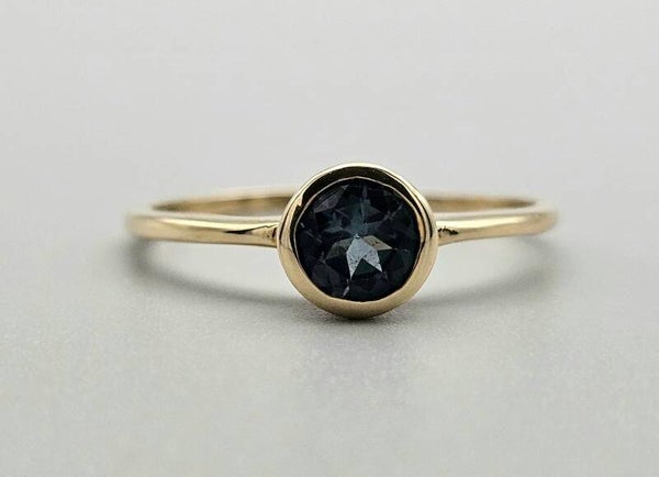 Vintage solitair ring met edelsteen saffier. 2024/V46