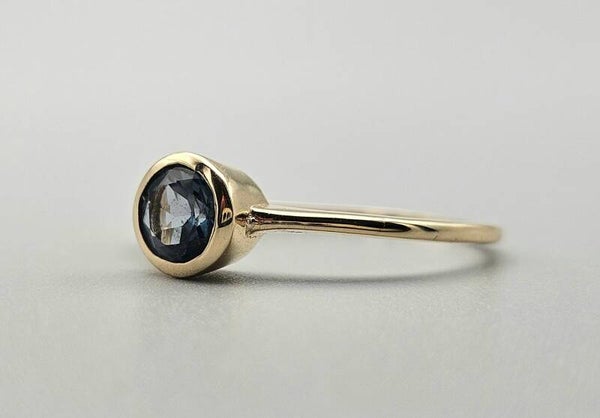 Vintage solitair ring met edelsteen saffier. 2024/V48